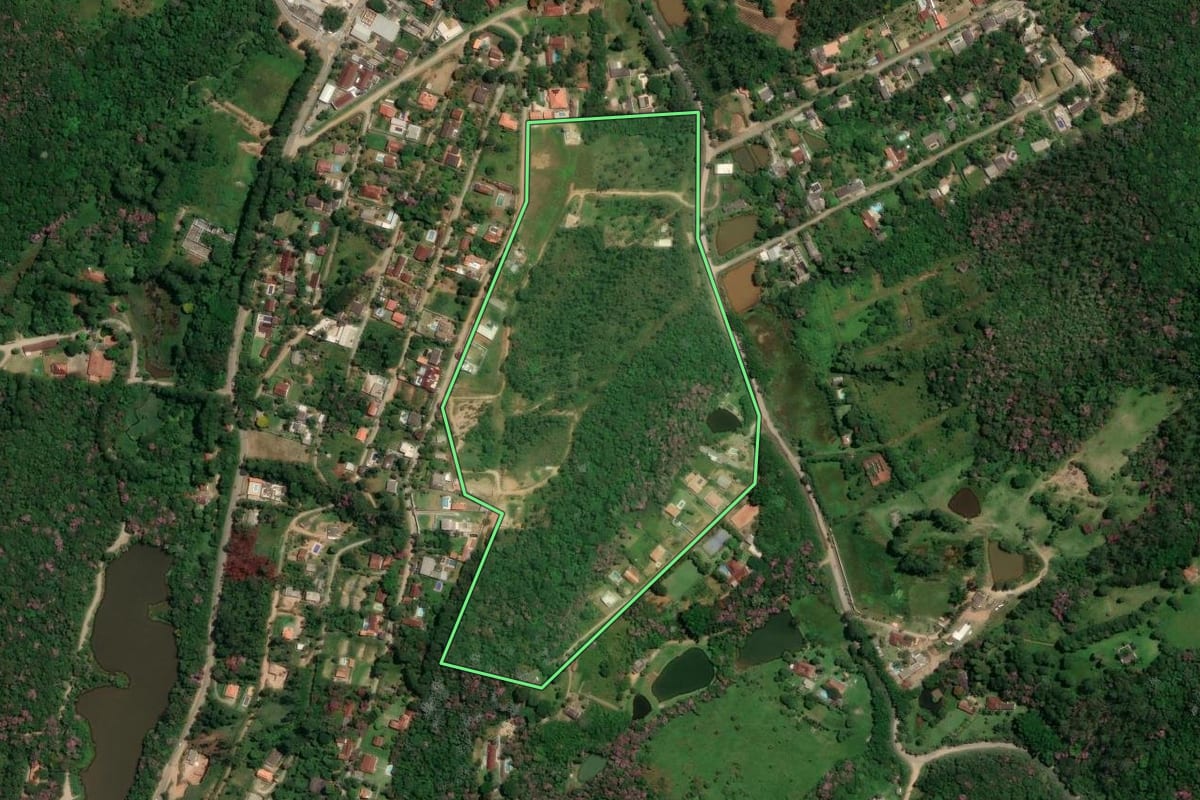 Imagem de satélite do imóvel rural em Suzano (SP), com o contorno declarado no CAR desenhado por cima.