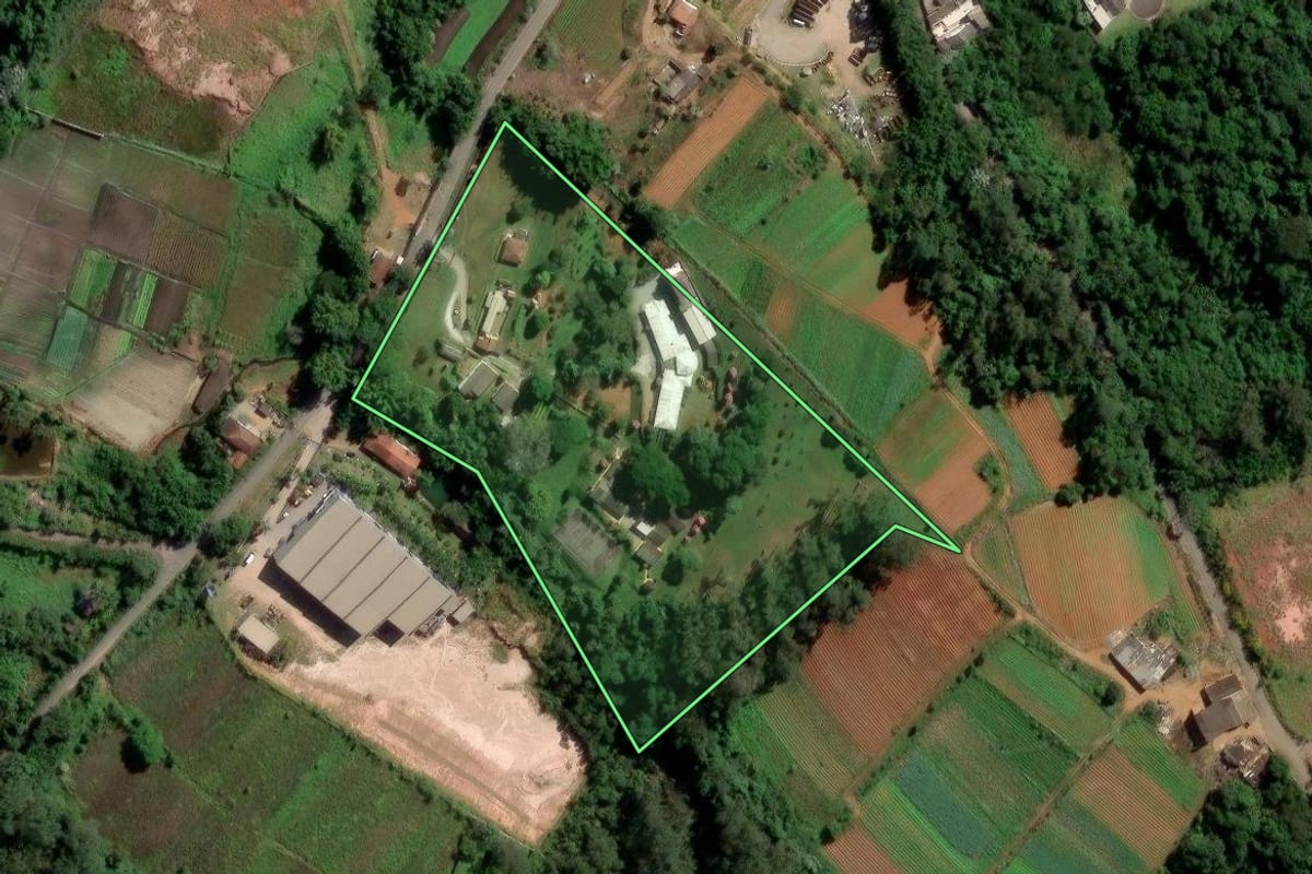 Imagem de satélite do imóvel rural em Suzano (SP), com o contorno declarado no CAR desenhado por cima.
