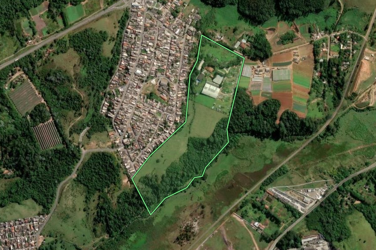 Imagem de satélite do imóvel rural em Suzano (SP), com o contorno declarado no CAR desenhado por cima.