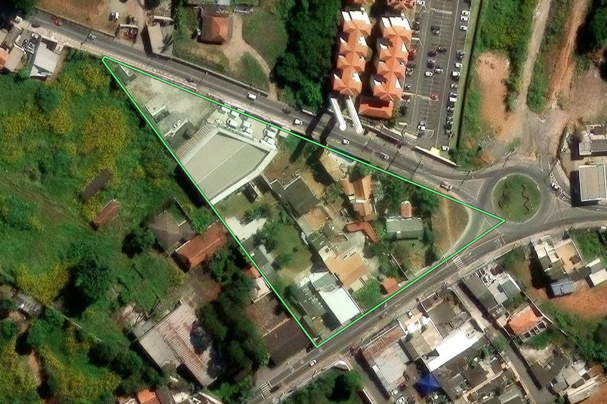 Imagem de satélite do imóvel rural em Suzano (SP), com o contorno declarado no CAR desenhado por cima.