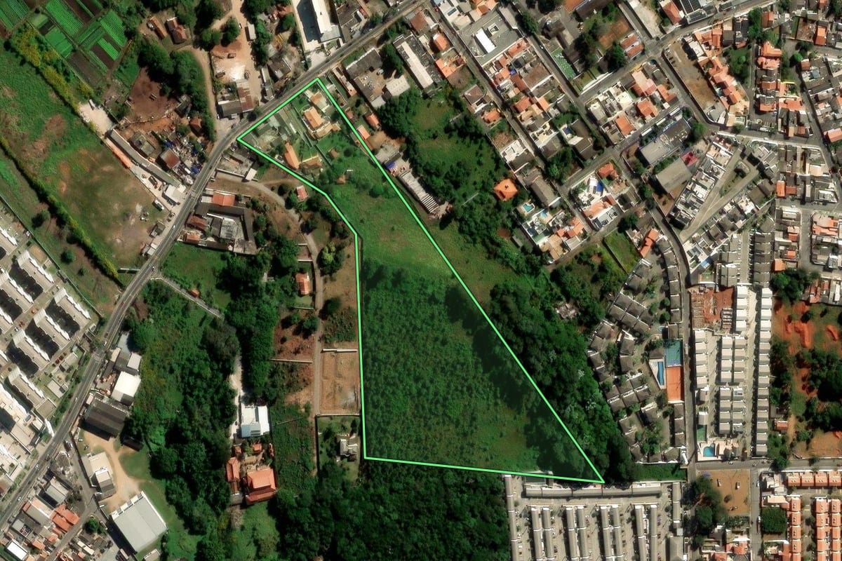 Imagem de satélite do imóvel rural em Suzano (SP), com o contorno declarado no CAR desenhado por cima.