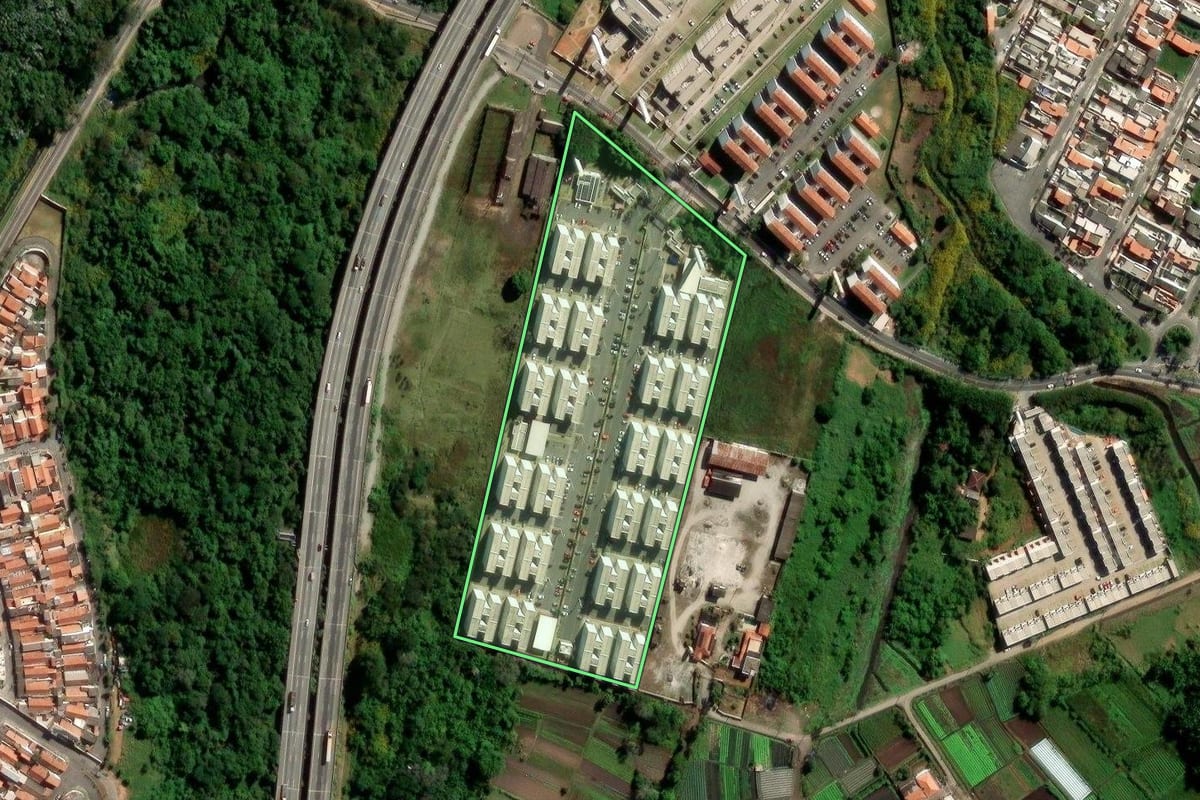 Imagem de satélite do imóvel rural em Suzano (SP), com o contorno declarado no CAR desenhado por cima.