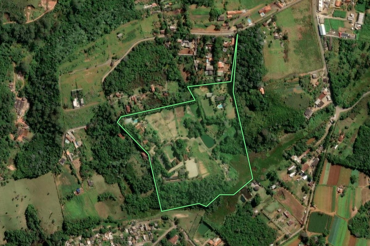 Imagem de satélite do imóvel rural em Suzano (SP), com o contorno declarado no CAR desenhado por cima.