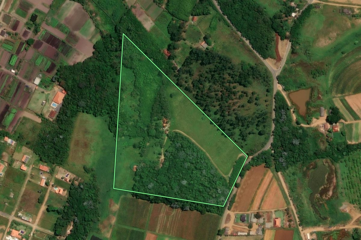Imagem de satélite do imóvel rural em Suzano (SP), com o contorno declarado no CAR desenhado por cima.