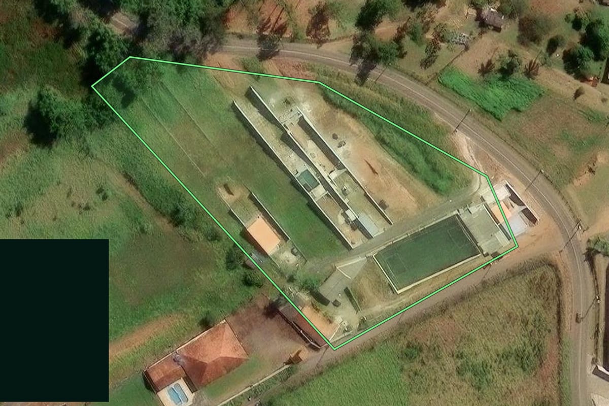 Imagem de satélite do imóvel rural em Suzano (SP), com o contorno declarado no CAR desenhado por cima.