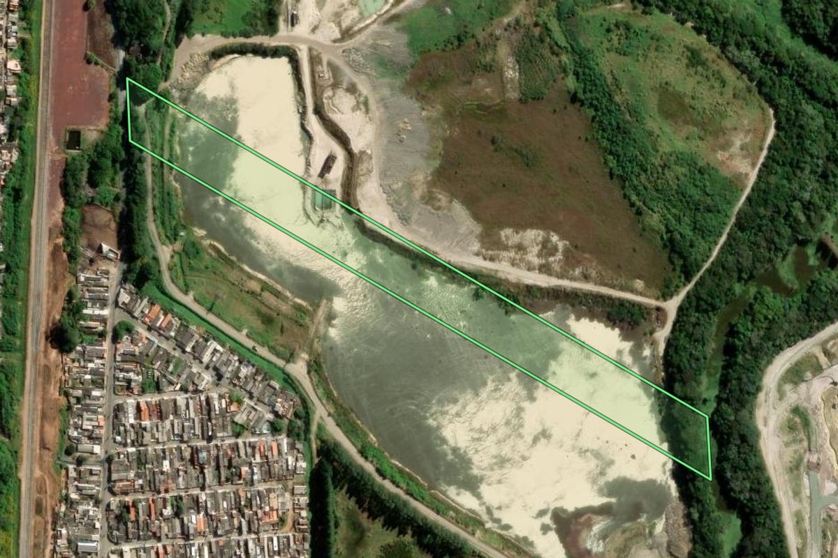 Imagem de satélite do imóvel rural em Suzano (SP), com o contorno declarado no CAR desenhado por cima.
