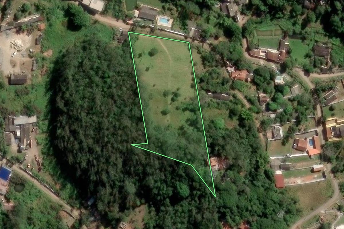 Imagem de satélite do imóvel rural em Suzano (SP), com o contorno declarado no CAR desenhado por cima.