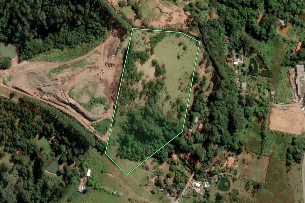 Imagem de satélite do imóvel rural em Suzano (SP), com o contorno declarado no CAR desenhado por cima.