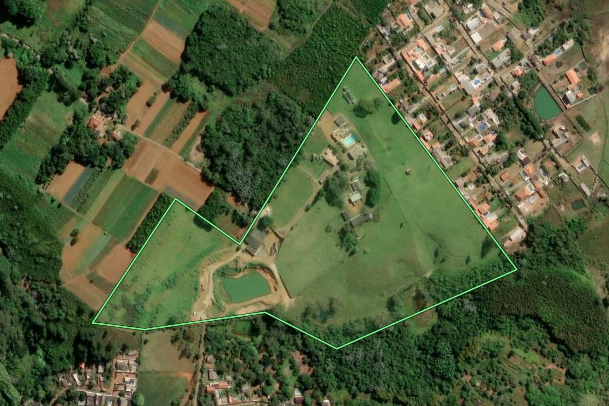 Imagem de satélite do imóvel rural em Suzano (SP), com o contorno declarado no CAR desenhado por cima.