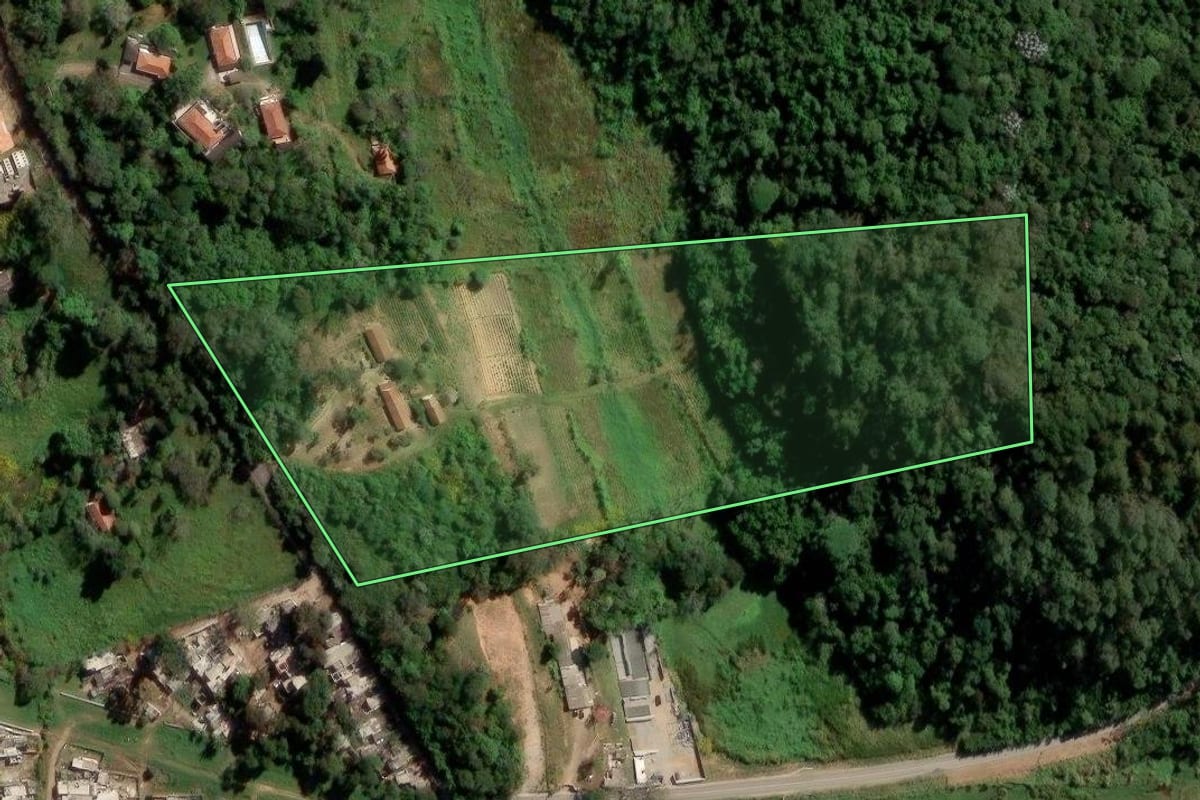 Imagem de satélite do imóvel rural em Suzano (SP), com o contorno declarado no CAR desenhado por cima.