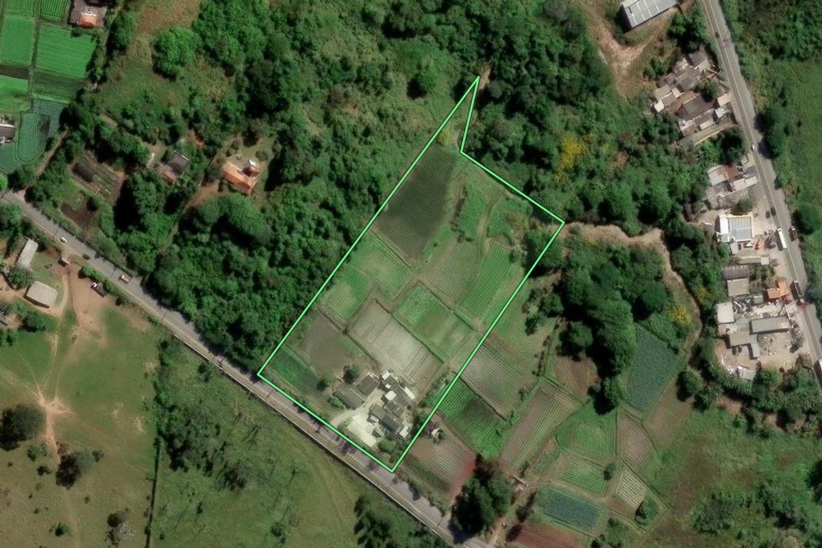 Imagem de satélite do imóvel rural em Suzano (SP), com o contorno declarado no CAR desenhado por cima.