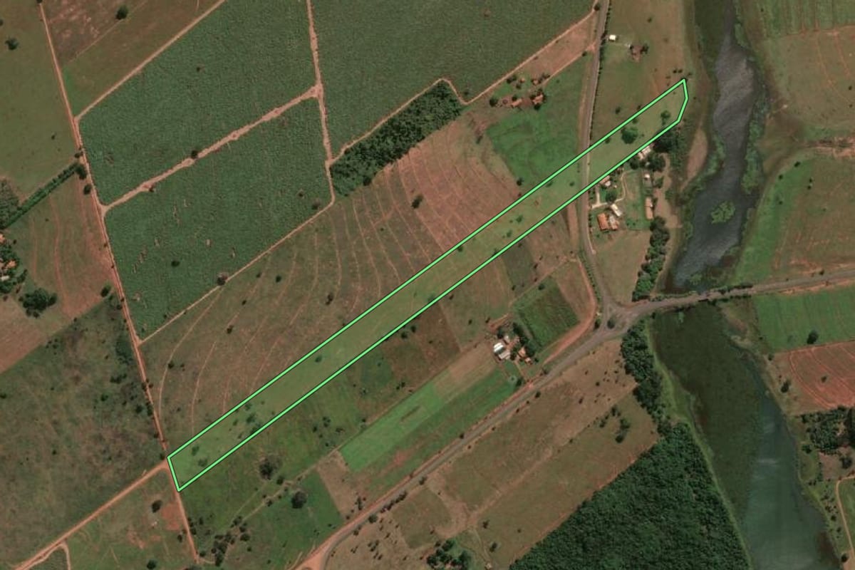 Imagem de satélite do imóvel rural em Suzanápolis (SP), com o contorno declarado no CAR desenhado por cima.