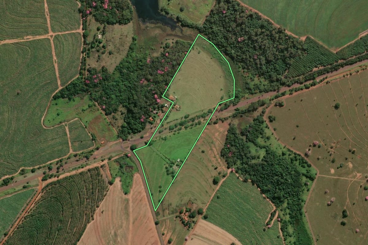 Imagem de satélite do imóvel rural em Suzanápolis (SP), com o contorno declarado no CAR desenhado por cima.
