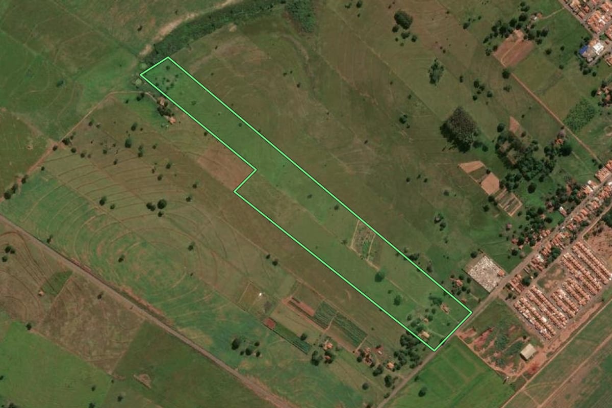 Imagem de satélite do imóvel rural em Suzanápolis (SP), com o contorno declarado no CAR desenhado por cima.