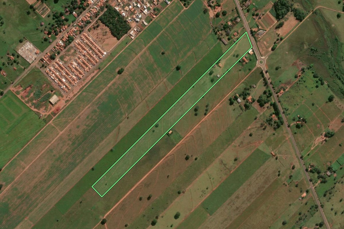 Imagem de satélite do imóvel rural em Suzanápolis (SP), com o contorno declarado no CAR desenhado por cima.