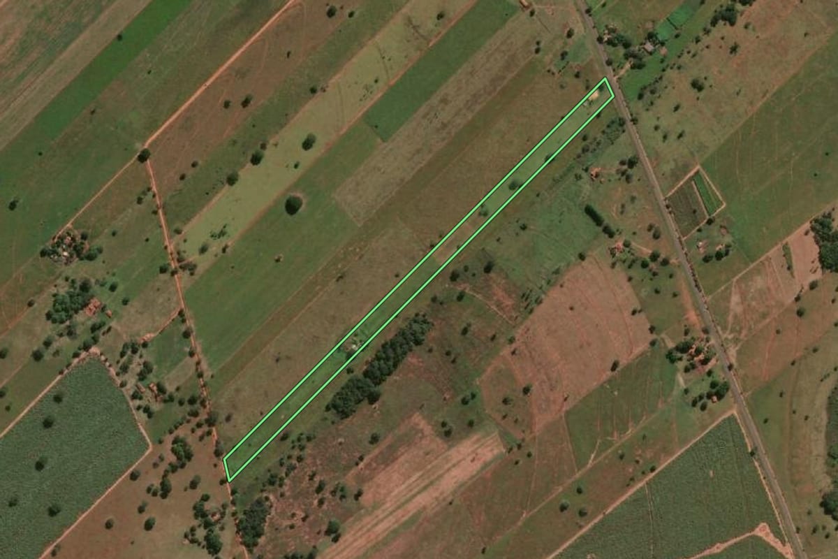 Imagem de satélite do imóvel rural em Suzanápolis (SP), com o contorno declarado no CAR desenhado por cima.
