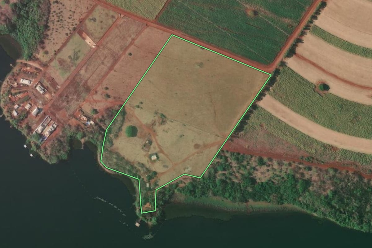 Imagem de satélite do imóvel rural em Suzanápolis (SP), com o contorno declarado no CAR desenhado por cima.