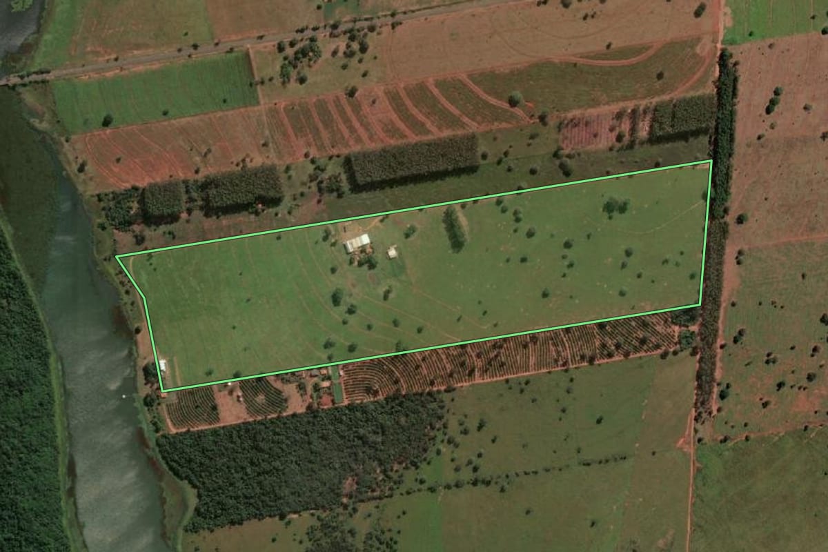 Imagem de satélite do imóvel rural em Suzanápolis (SP), com o contorno declarado no CAR desenhado por cima.