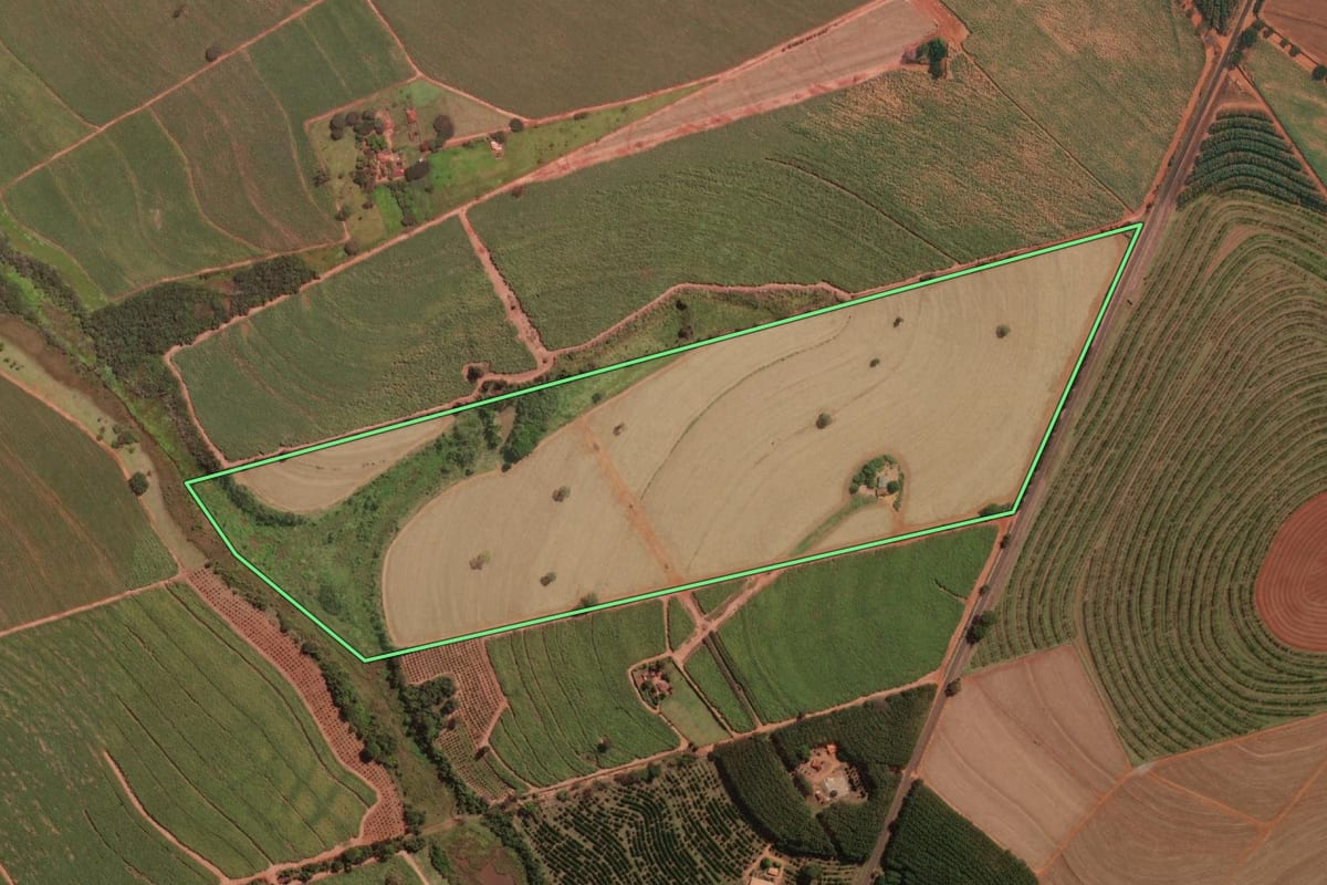 Imagem de satélite do imóvel rural em Tabapuã (SP), com o contorno declarado no CAR desenhado por cima.