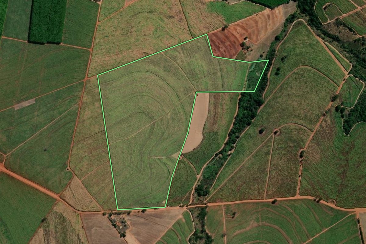 Imagem de satélite do imóvel rural em Tabapuã (SP), com o contorno declarado no CAR desenhado por cima.