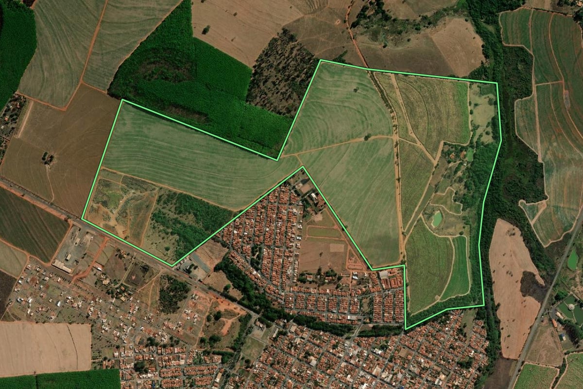Imagem de satélite do imóvel rural em Tabapuã (SP), com o contorno declarado no CAR desenhado por cima.