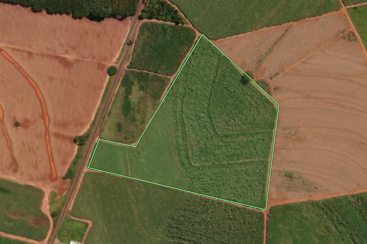 Imagem de satélite do imóvel rural em Tabapuã (SP), com o contorno declarado no CAR desenhado por cima.