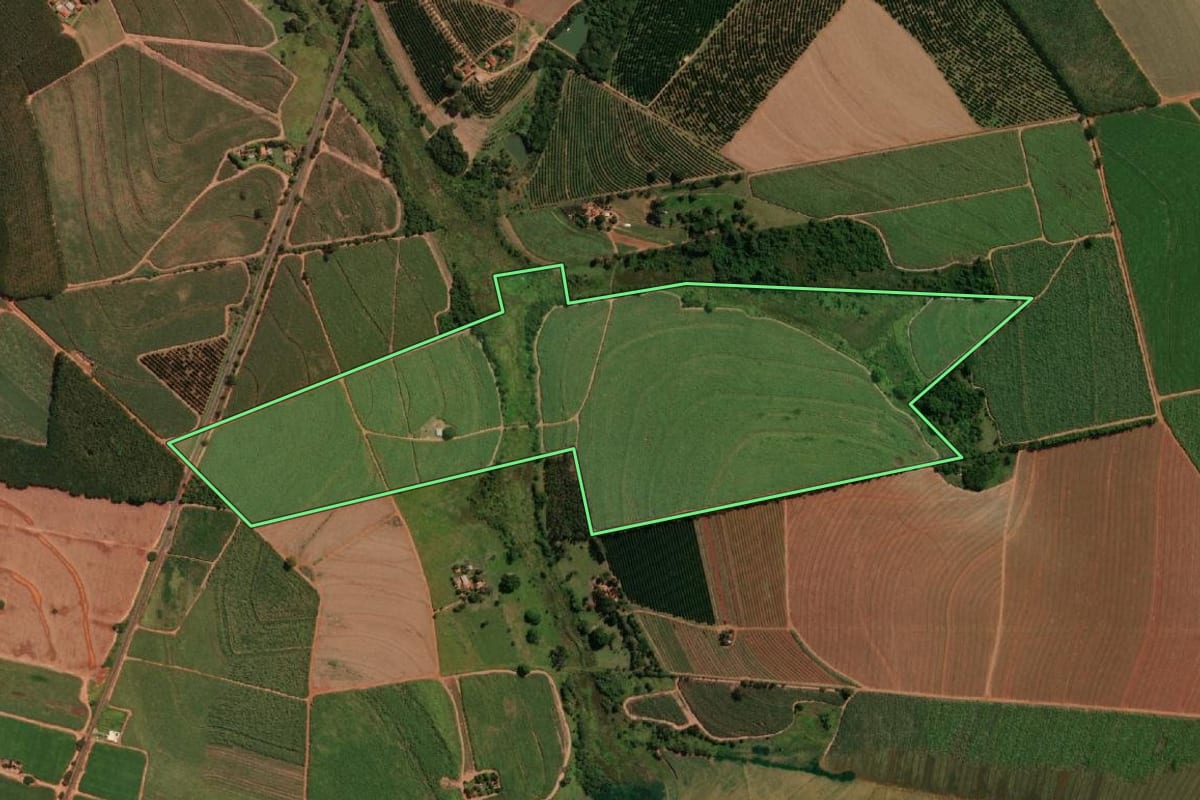 Imagem de satélite do imóvel rural em Tabapuã (SP), com o contorno declarado no CAR desenhado por cima.