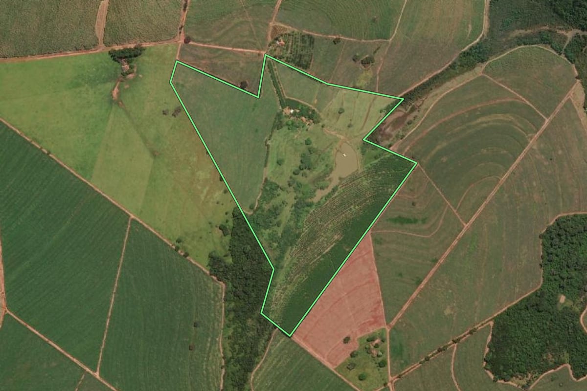 Imagem de satélite do imóvel rural em Tabapuã (SP), com o contorno declarado no CAR desenhado por cima.