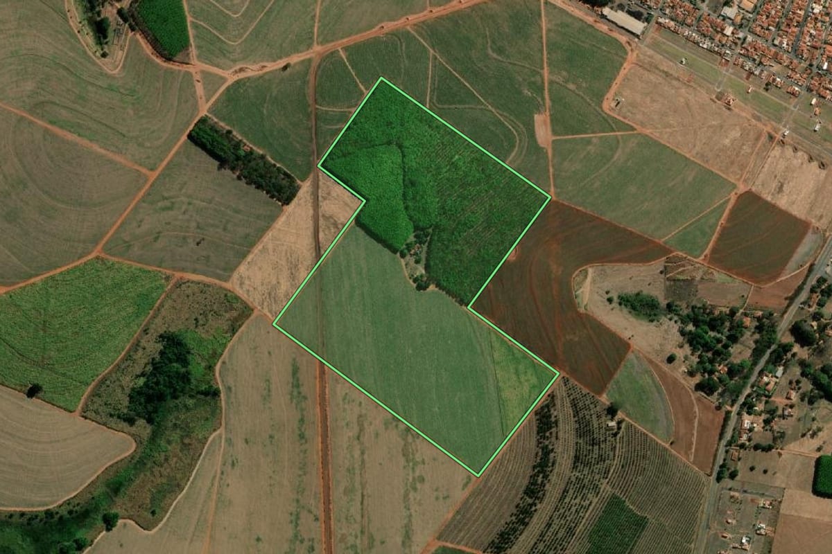 Imagem de satélite do imóvel rural em Tabapuã (SP), com o contorno declarado no CAR desenhado por cima.