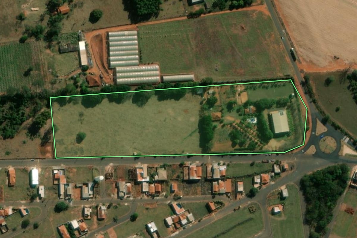 Imagem de satélite do imóvel rural em Tabatinga (SP), com o contorno declarado no CAR desenhado por cima.