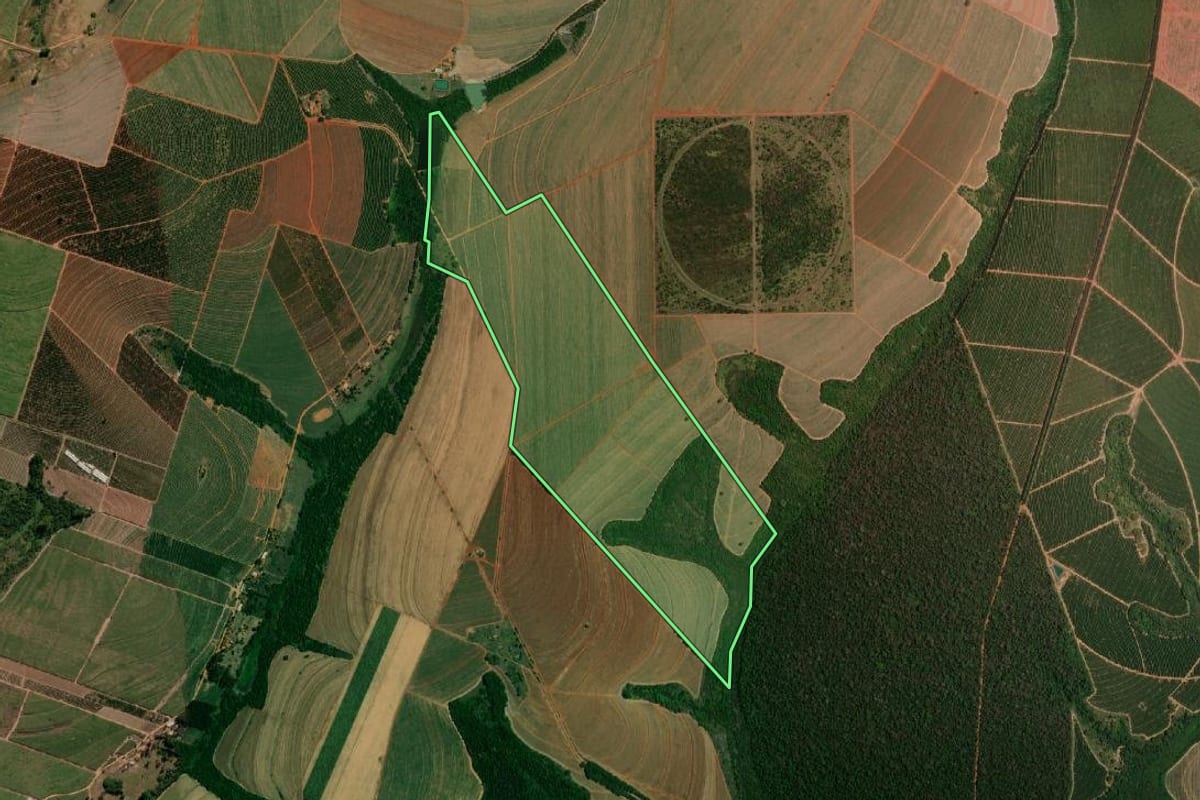 Imagem de satélite do imóvel rural em Tabatinga (SP), com o contorno declarado no CAR desenhado por cima.