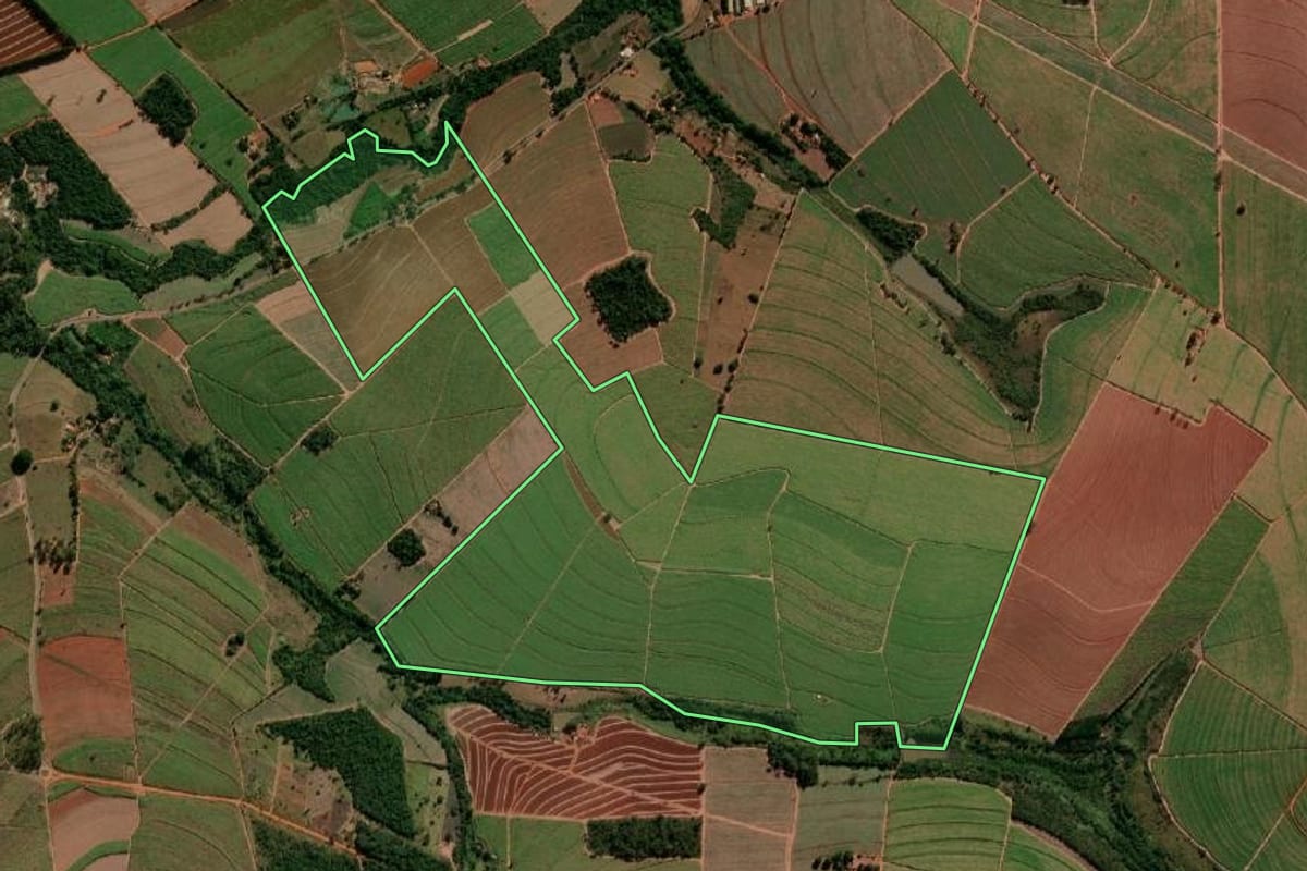 Imagem de satélite do imóvel rural em Tabatinga (SP), com o contorno declarado no CAR desenhado por cima.