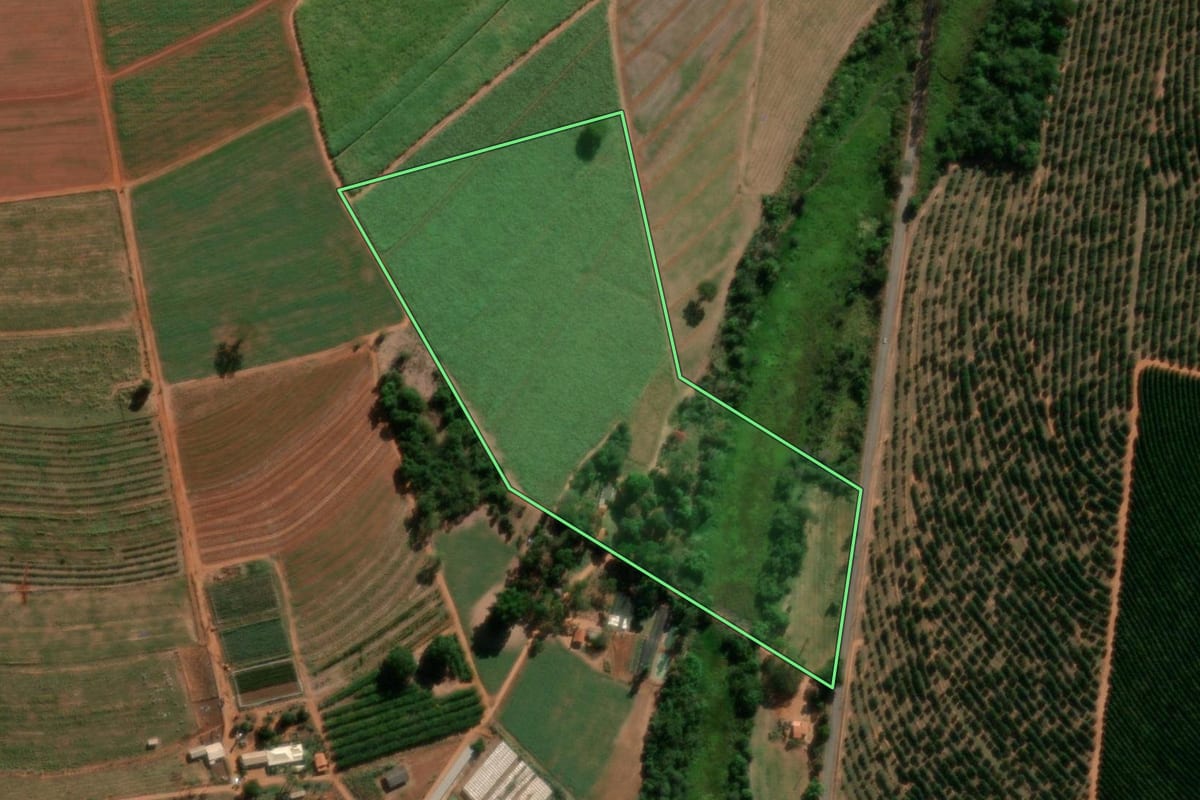 Imagem de satélite do imóvel rural em Tabatinga (SP), com o contorno declarado no CAR desenhado por cima.