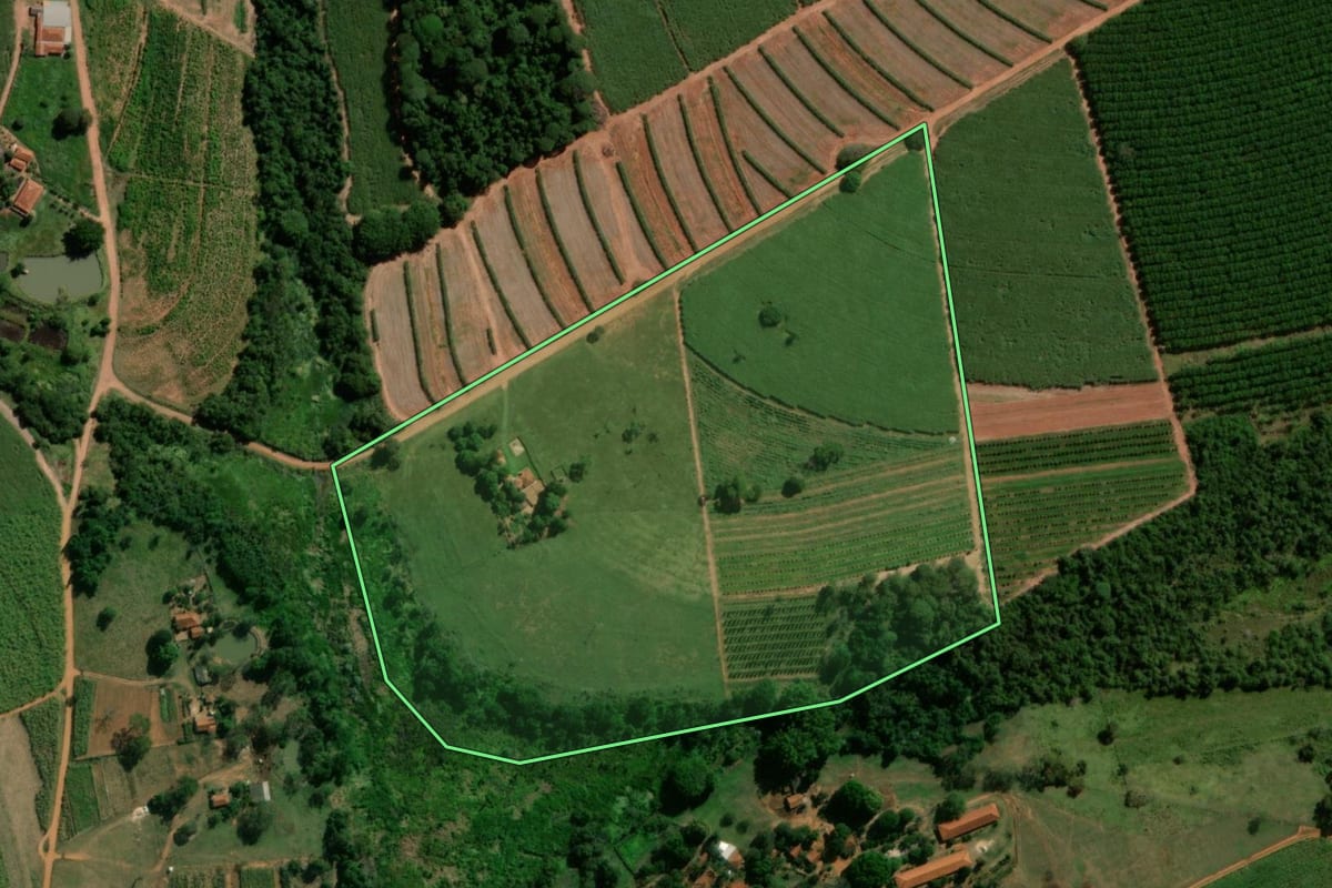 Imagem de satélite do imóvel rural em Tabatinga (SP), com o contorno declarado no CAR desenhado por cima.
