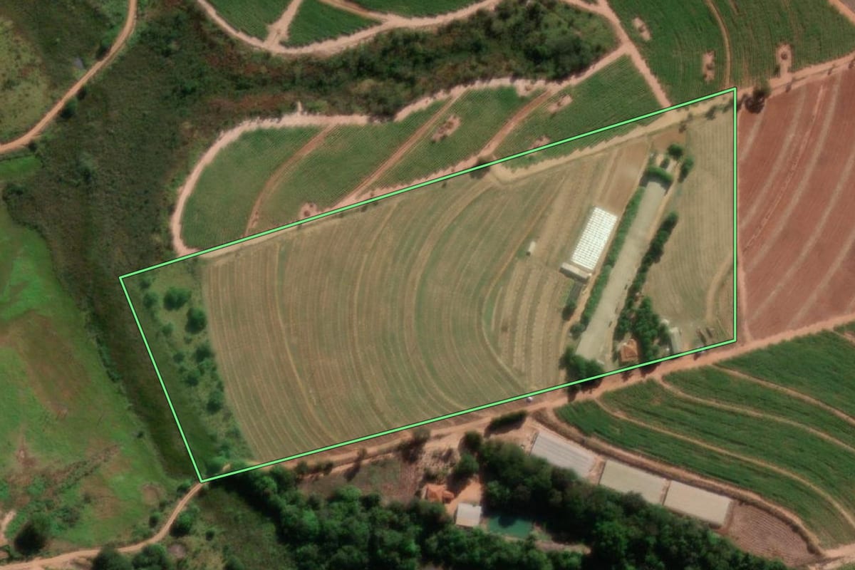Imagem de satélite do imóvel rural em Tabatinga (SP), com o contorno declarado no CAR desenhado por cima.