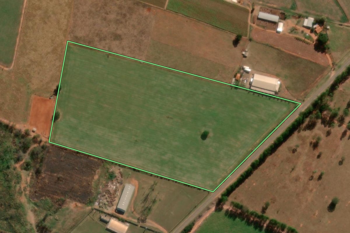 Imagem de satélite do imóvel rural em Tabatinga (SP), com o contorno declarado no CAR desenhado por cima.