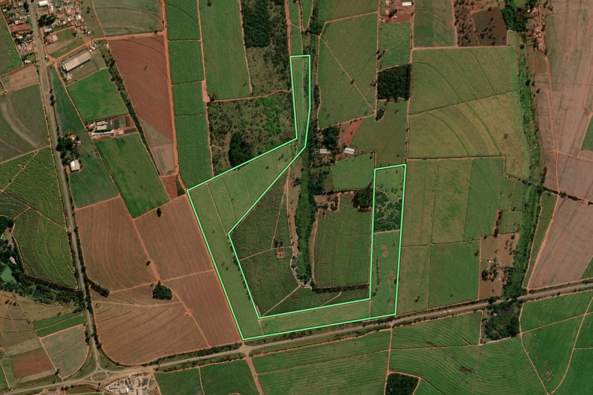 Imagem de satélite do imóvel rural em Tabatinga (SP), com o contorno declarado no CAR desenhado por cima.