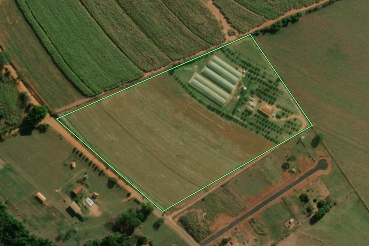 Imagem de satélite do imóvel rural em Tabatinga (SP), com o contorno declarado no CAR desenhado por cima.