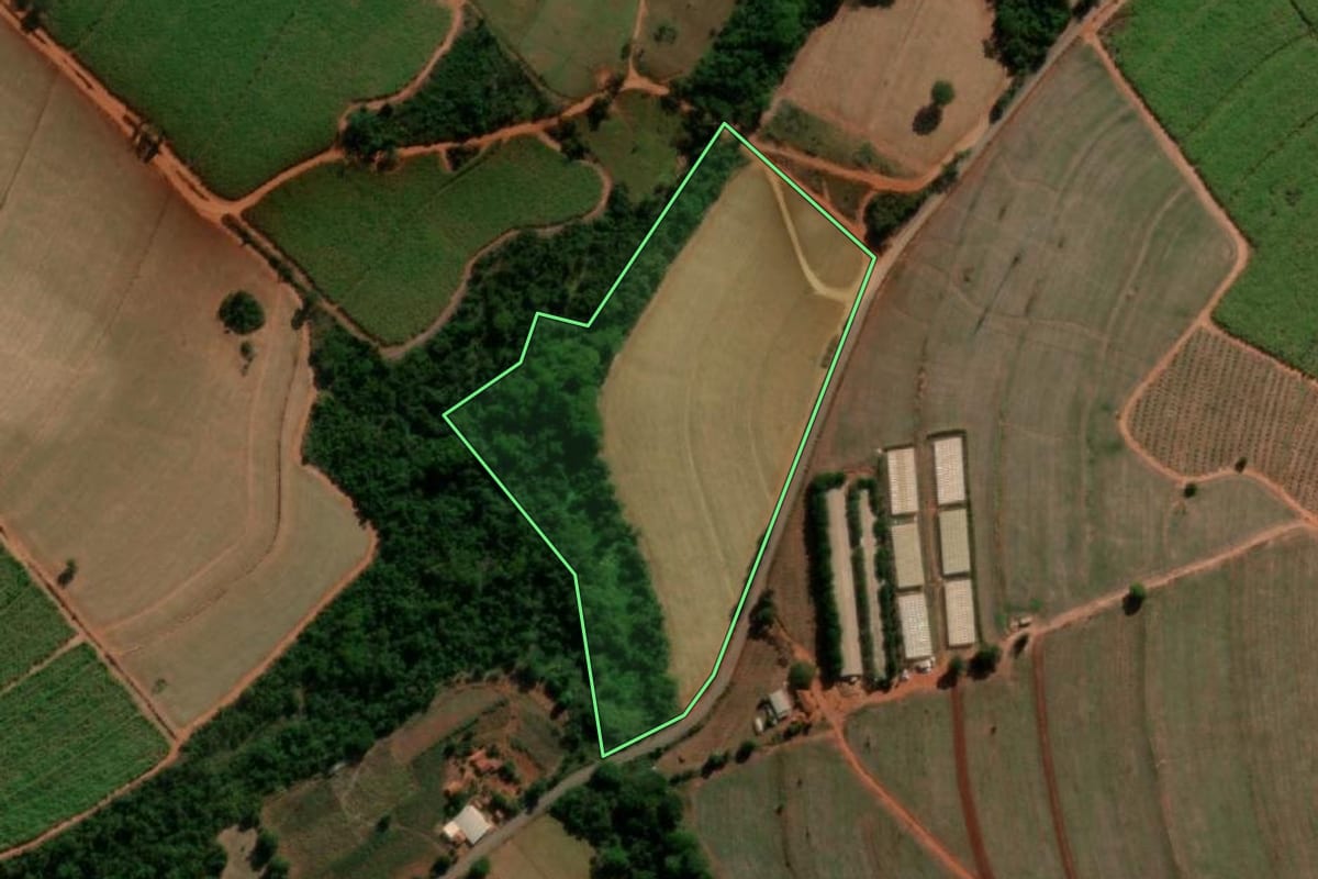 Imagem de satélite do imóvel rural em Tabatinga (SP), com o contorno declarado no CAR desenhado por cima.