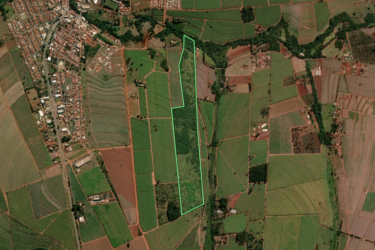 Imagem de satélite do imóvel rural em Tabatinga (SP), com o contorno declarado no CAR desenhado por cima.