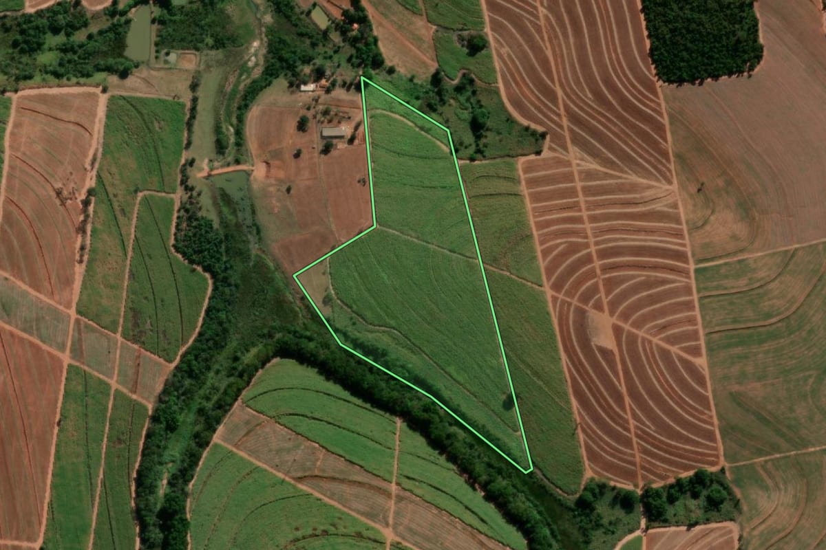 Imagem de satélite do imóvel rural em Tabatinga (SP), com o contorno declarado no CAR desenhado por cima.