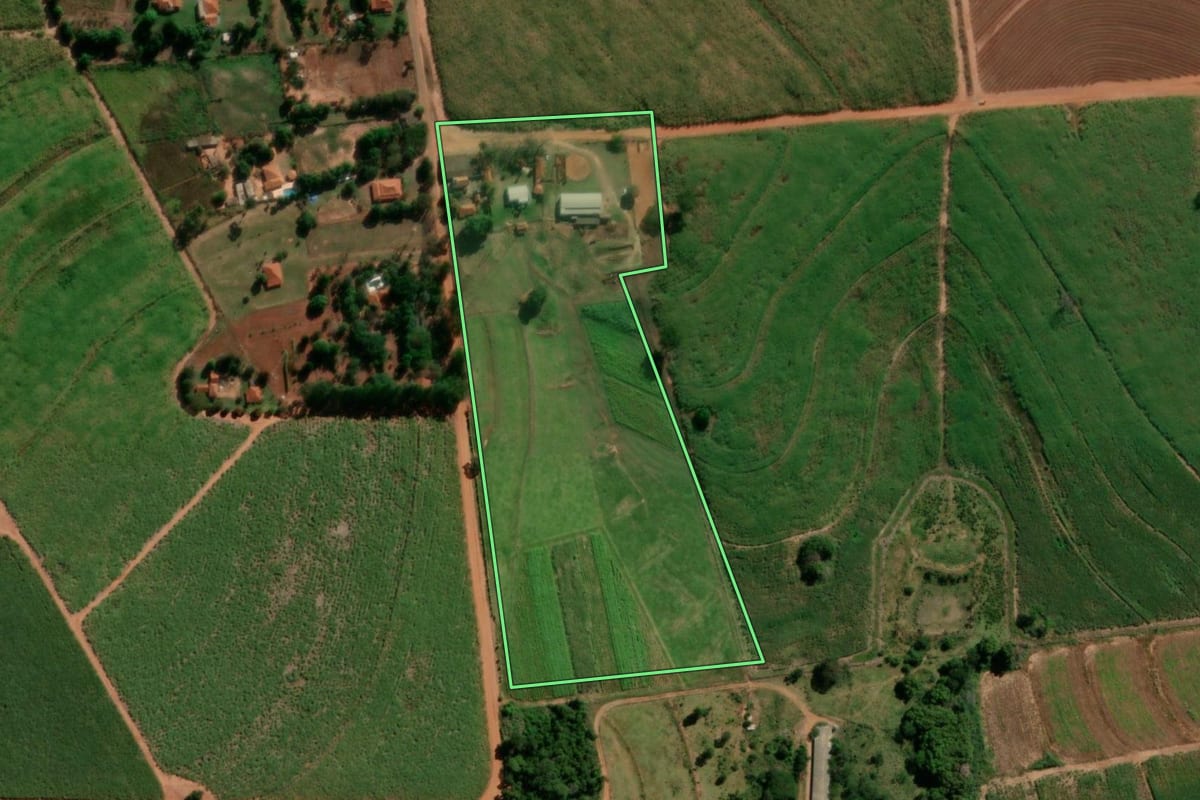 Imagem de satélite do imóvel rural em Tabatinga (SP), com o contorno declarado no CAR desenhado por cima.