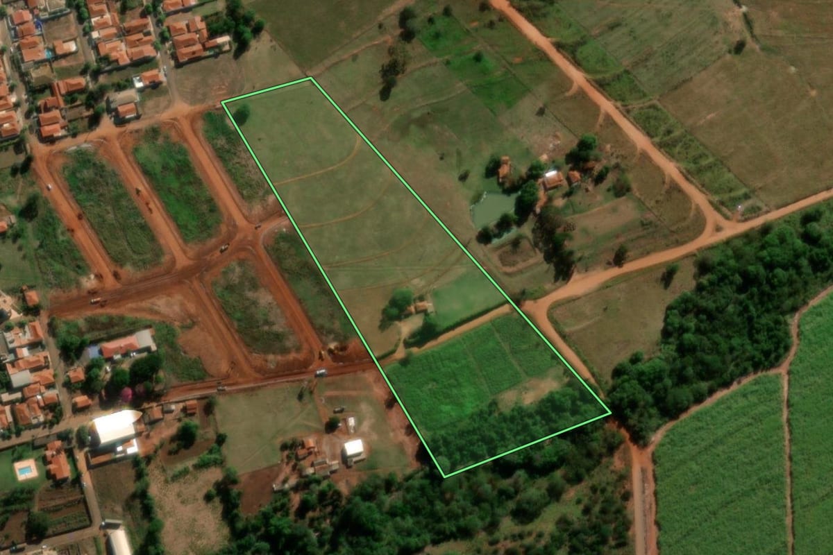 Imagem de satélite do imóvel rural em Tabatinga (SP), com o contorno declarado no CAR desenhado por cima.