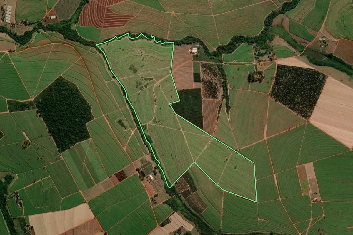 Imagem de satélite do imóvel rural em Tabatinga (SP), com o contorno declarado no CAR desenhado por cima.