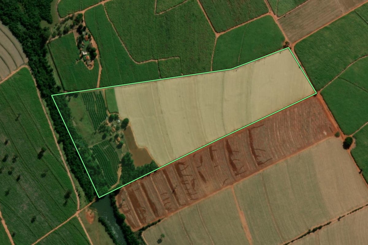 Imagem de satélite do imóvel rural em Tabatinga (SP), com o contorno declarado no CAR desenhado por cima.