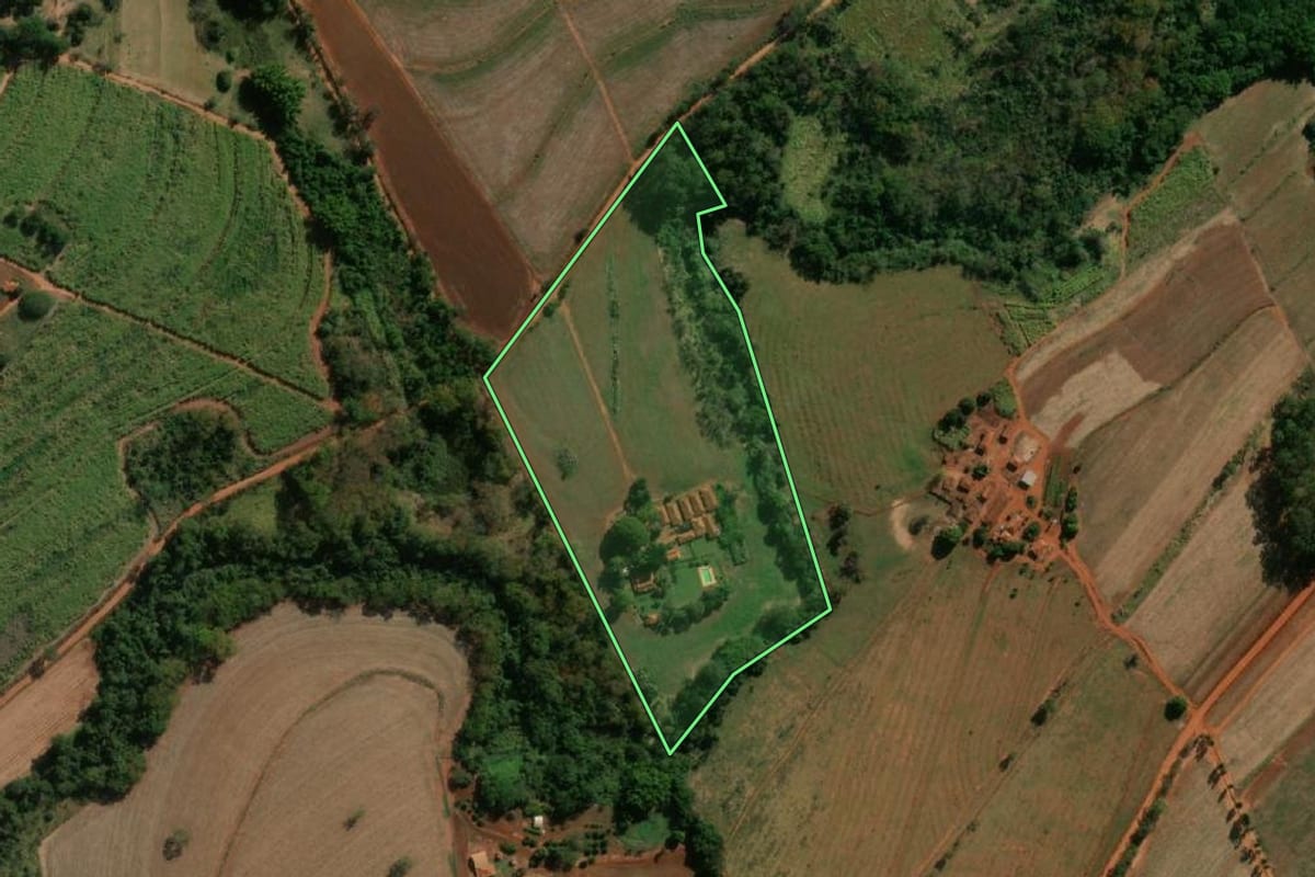 Imagem de satélite do imóvel rural em Tabatinga (SP), com o contorno declarado no CAR desenhado por cima.