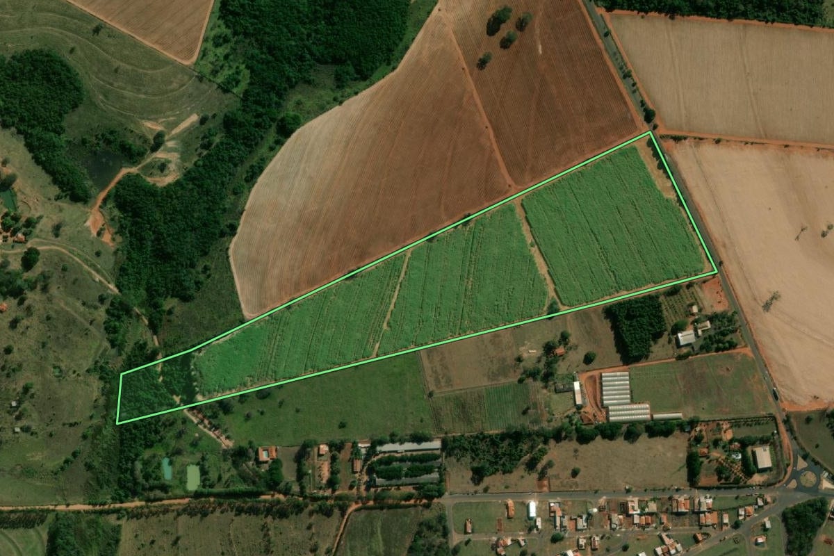 Imagem de satélite do imóvel rural em Tabatinga (SP), com o contorno declarado no CAR desenhado por cima.