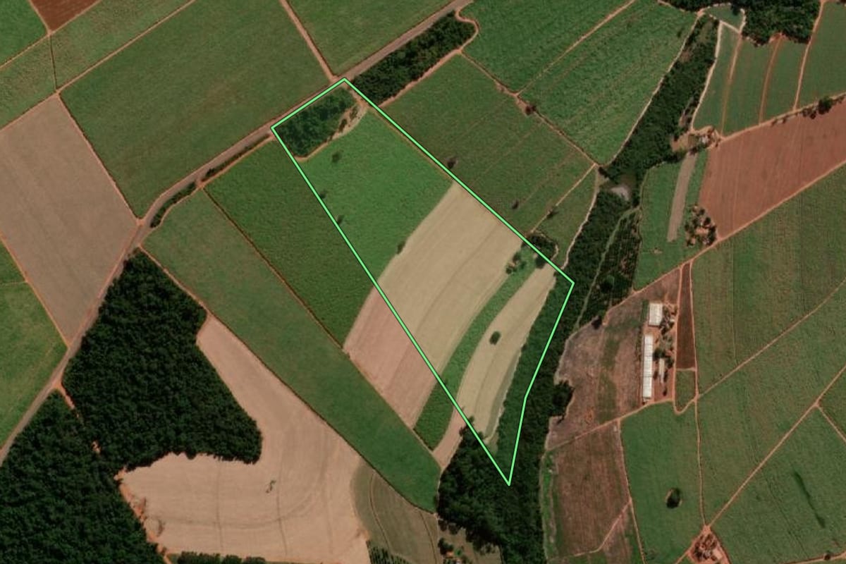 Imagem de satélite do imóvel rural em Tabatinga (SP), com o contorno declarado no CAR desenhado por cima.