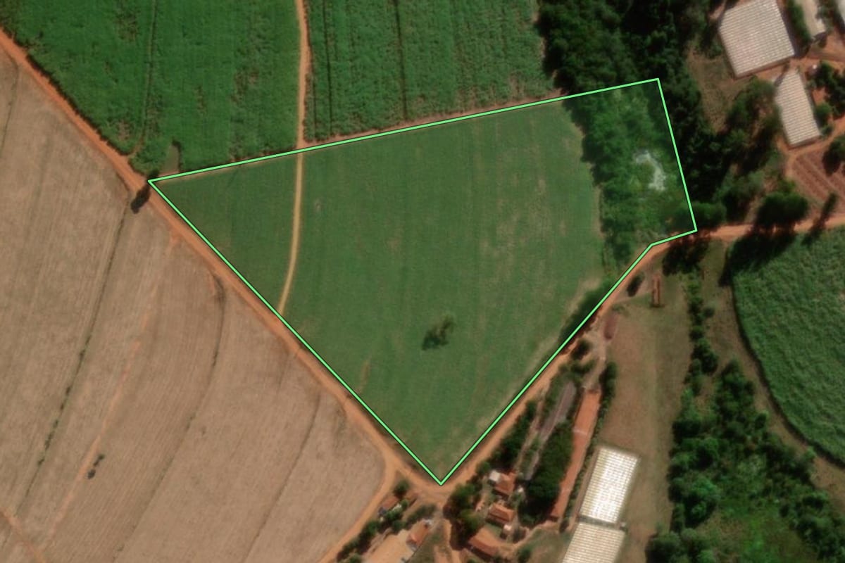 Imagem de satélite do imóvel rural em Tabatinga (SP), com o contorno declarado no CAR desenhado por cima.