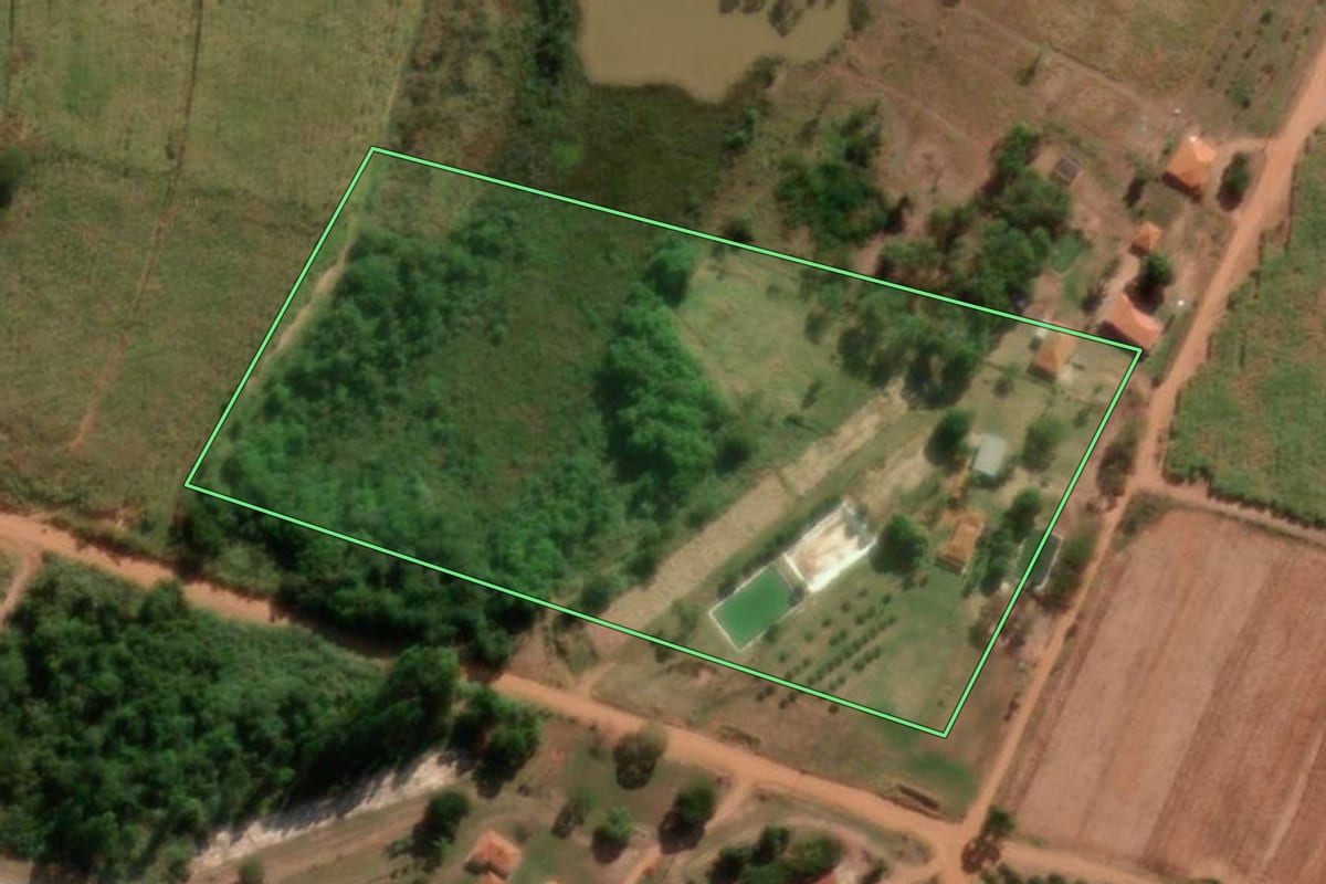 Imagem de satélite do imóvel rural em Tabatinga (SP), com o contorno declarado no CAR desenhado por cima.